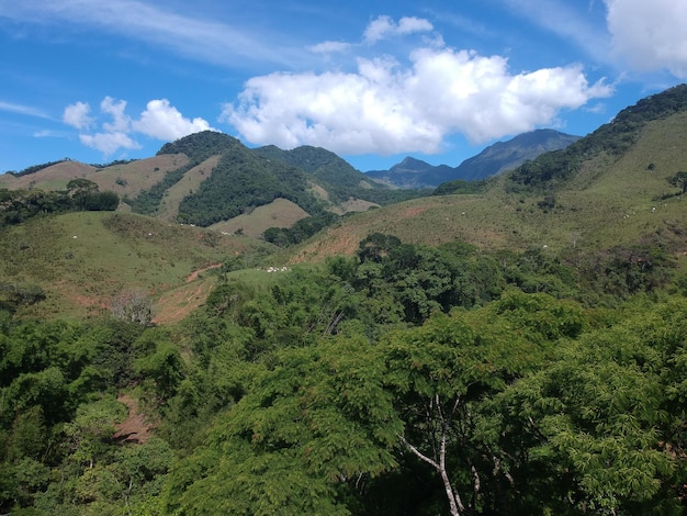 Widok z lotu ptaka przyrody w Sana, MacaÃƒÂ©, region górski Rio de Janeiro. Zdjęcie z drona.