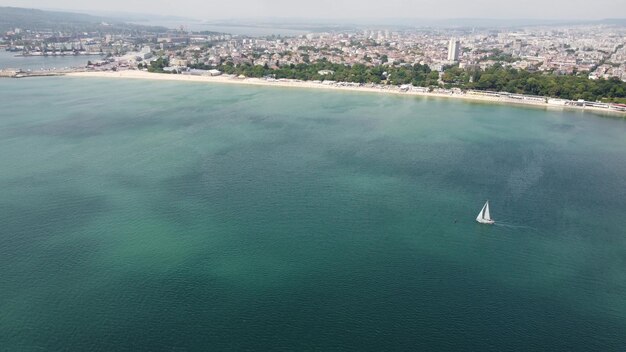 Widok z lotu ptaka regaty jachtów żaglowych na morzu w pobliżu Warny w Bułgarii Morze Czarne
