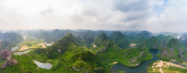 Widok Z Lotu Ptaka Regionu Ninh Binh, Trang Atrakcja Turystyczna, Wpisane Na Listę światowego Dziedzictwa Unesco, Sceniczna Rzeka Czołgająca Się Przez Krasowe Pasma Górskie W Wietnamie, Miejsce Docelowe Podróży.