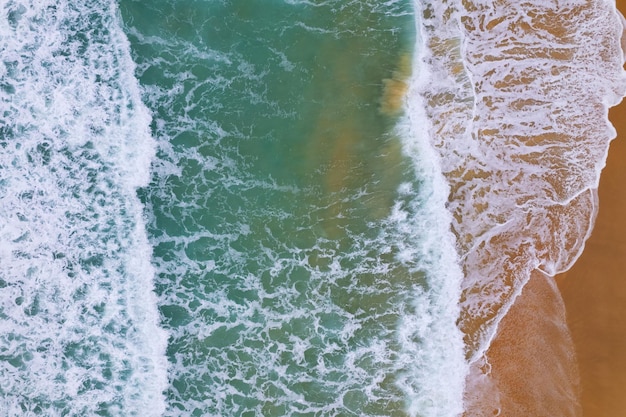 Widok z lotu ptaka rozbijających się fal morskich Białe fale spieniające się na piasku plaży Widok z góry widok na plażę Seascape Natura morze ocean tło