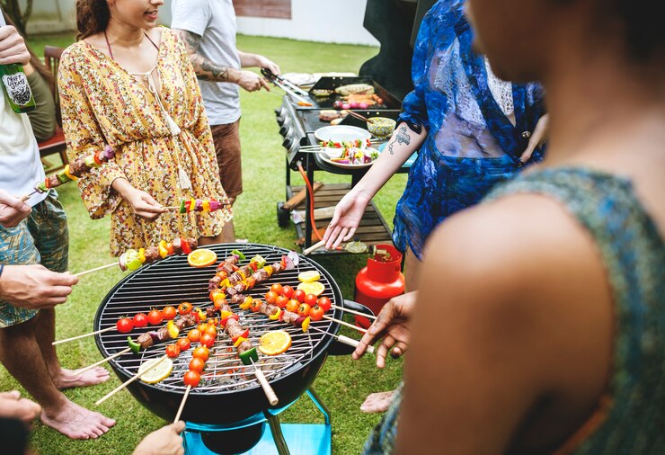 Zdjęcie widok z lotu ptaka różnorodna grupa przyjaciele piec na grillu grilla outdoors