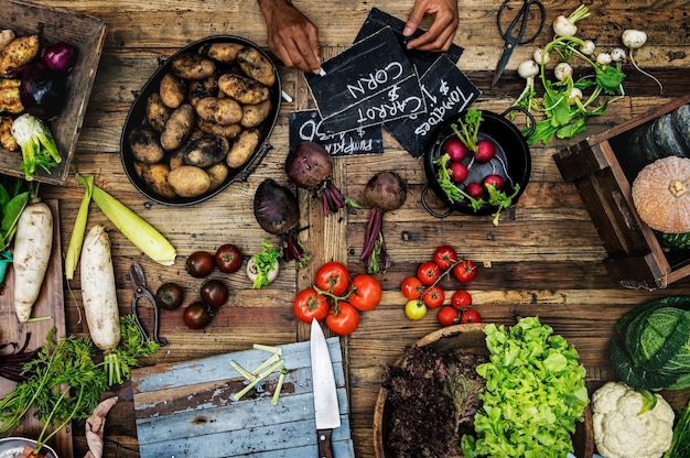 Widok Z Lotu Ptaka Różnorodny świeży Organicznie Warzywo Na Drewnianym Stole