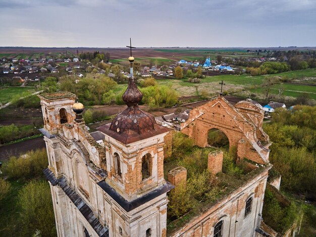 Zdjęcie widok z lotu ptaka ruiny kościoła kościół św antoniego ukraina historyczne dziedzictwo architektoniczne europy