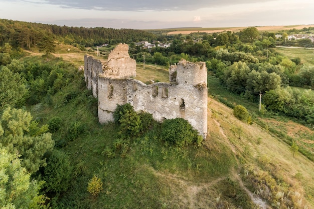 Widok z lotu ptaka Ruiny zamku Sydoriv w wiejskiej okolicy na wsi Sydoriv Region Tarnopol Ukraina