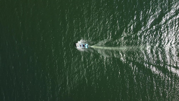 Widok z lotu ptaka rybaków na łodzi motorowej prędkości łowiących na jeziorze
