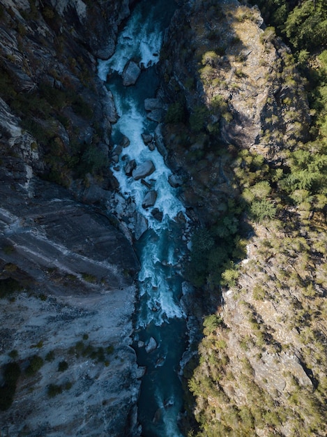 Widok z lotu ptaka rzeki płynącej w kanionie tle przyrody