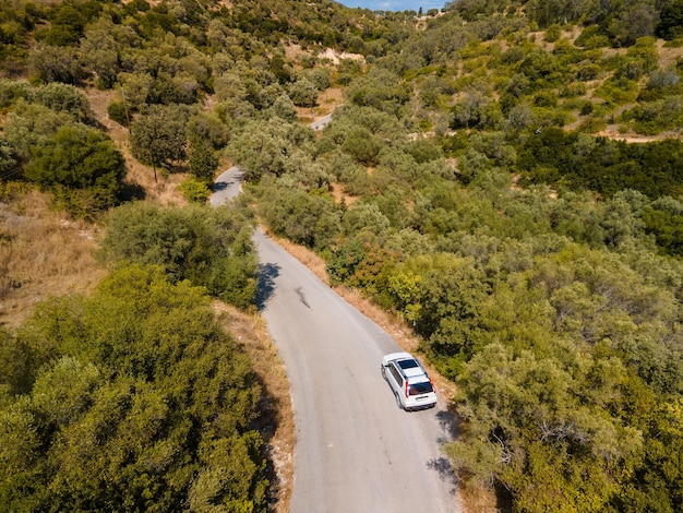 Widok z lotu ptaka samochodu poruszającego się po drodze na wyspie Lefkada