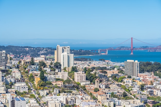 Widok z lotu ptaka San Fransisco z Golden Gate Bridge na horyzoncie