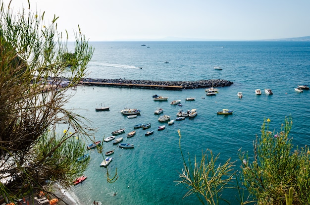 Widok z lotu ptaka seascape i marina w Vico Equense, Włochy
