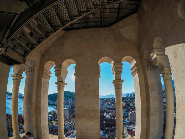 Widok z lotu ptaka Splitu w Chorwacji z wieży starego pałacu rzymskiego cesarza Dioklecjana
