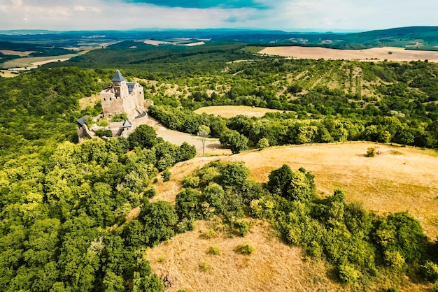 Widok Z Lotu Ptaka średniowiecznego Ruiny Zamku Holloko Wpisanego Na Listę światowego Dziedzictwa Unesco Na Węgrzech Historyczny Zamek W Górach Węgier