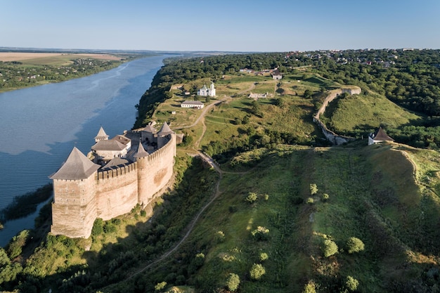 Widok z lotu ptaka średniowiecznej twierdzy Chocim nad rzeką Dniestr Region Czerniowce Ukraina