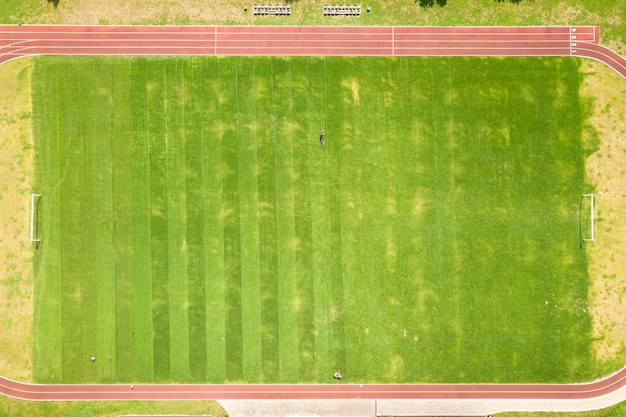 Widok Z Lotu Ptaka Stadionu Sportowego Z Czerwonymi Bieżniami I Zielonym Boiskiem Do Piłki Nożnej.