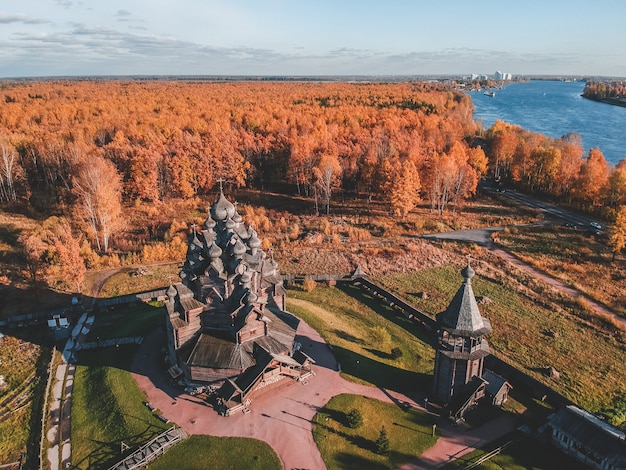 Widok z lotu ptaka starego drewnianego dworu kościelnego teologa w lesie jesienią. Rosja, Sankt Petersburg.