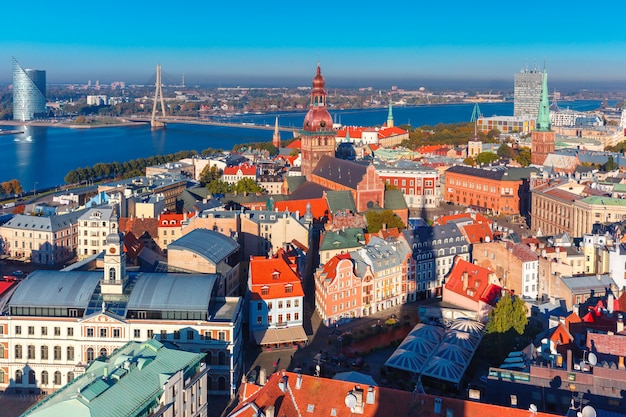 Widok z lotu ptaka Starego Miasta i Dźwiny, Ryga, Łotwa