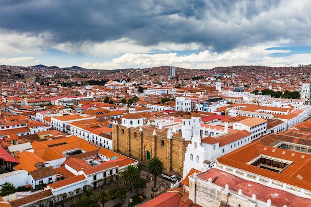 Widok z lotu ptaka starych uliczek kolonialnego miasta Sucre Boliwia