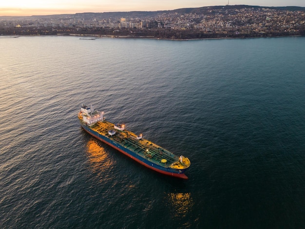 Widok z lotu ptaka statek tankowiec olej na morzu o zachodzie słońca