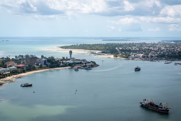 Widok z lotu ptaka stolicy Dar Es Salaam w Tanzanii w Afryce