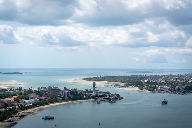 Widok z lotu ptaka stolicy Dar Es Salaam w Tanzanii w Afryce