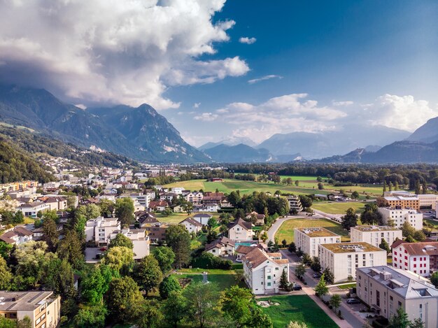 Widok z lotu ptaka stolicy Vaduz Liechtenstein z drona.