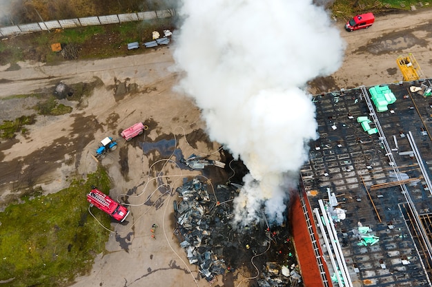 Widok z lotu ptaka strażaków gaszenia pożaru w strefie przemysłowej.