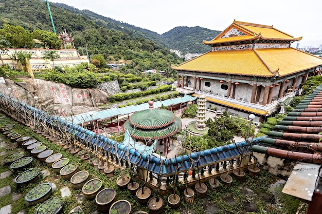 Widok z lotu ptaka świątyni buddyjskiej Kek Lok Si w Georgetown, Penang, Malezja