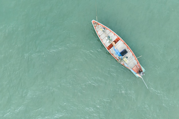 Widok z lotu ptaka tajskie tradycyjne longtail łodzie rybackie na powierzchni oceanu
