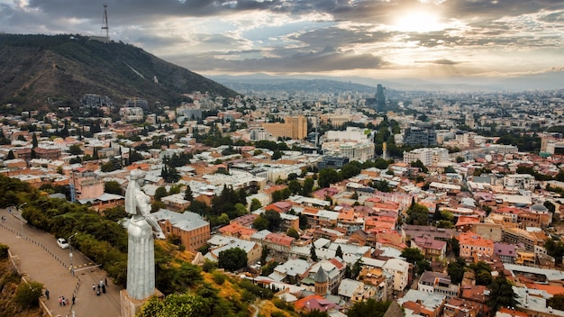 Widok z lotu ptaka Tbilisi Gruzja przy pochmurnej pogodzie Kartlis Deda wiele budynków