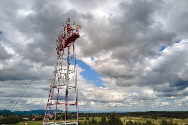 Widok z lotu ptaka telekomunikacyjnej wieży telefonicznej z bezprzewodowymi antenami komunikacyjnymi do transmisji sygnału sieciowego
