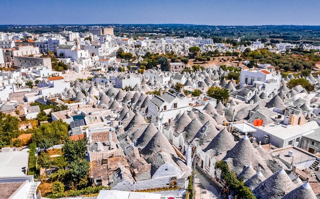 Widok z lotu ptaka tradycyjnych domów trulli w Arbelobello, prowincja Bari, region Puglia, Włochy