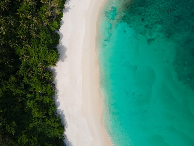 Widok z lotu ptaka tropikalnej plaży i morza Widok z góry na drona Morze Andamańskie Phuket Tajlandia