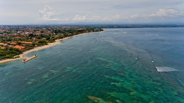 Widok z lotu ptaka tropikalnej plaży na Bali