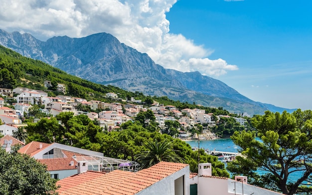 Widok z lotu ptaka w pobliżu małej plaży Punta Rata Podrace słynnego symbolu Brela Rock Brela Riwiera Makarska Chorwacja