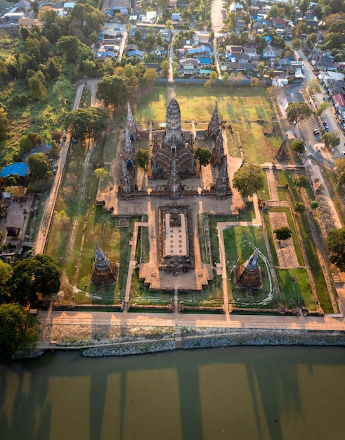 Widok z lotu ptaka Wat Chaiwatthanaram słynnej ruiny świątyni w pobliżu rzeki Chao Phraya w Ayutthaya Tajlandia