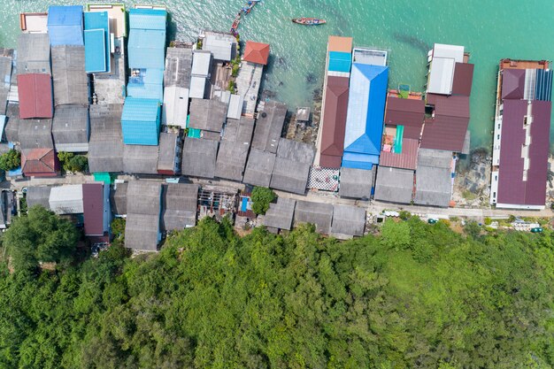 Widok Z Lotu Ptaka Widok Z Góry Wioski Rybackiej Z łodziami Rybackimi I Dachem Domu Na Molo W Koh Rat Suratthani Tajlandia