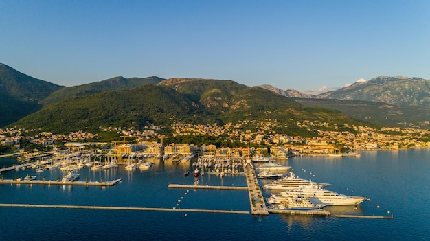 Widok z lotu ptaka wieczorem w Porto Montenegro w Tivat.