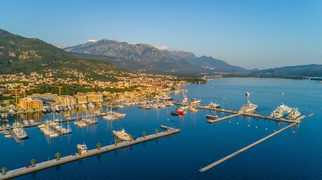 Widok z lotu ptaka wieczorem w Porto Montenegro w Tivat.