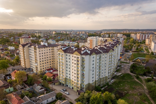 Widok z lotu ptaka wielopiętrowych budynków mieszkalnych w zielonej dzielnicy mieszkalnej.