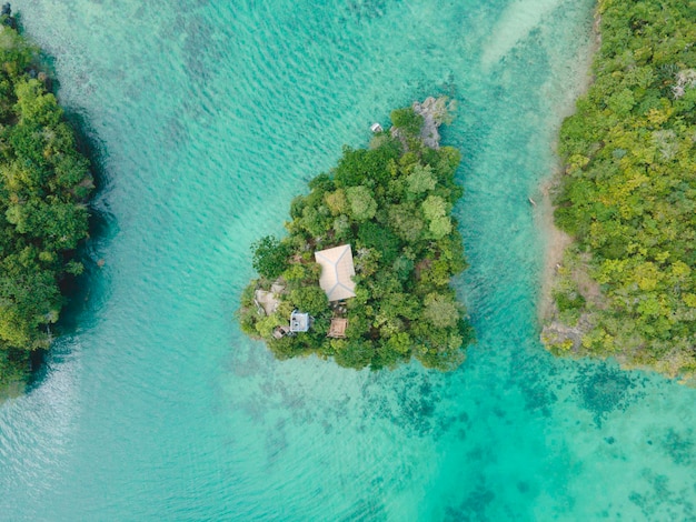 Widok z lotu ptaka wielu małych wysp w Maluku, Indonezja