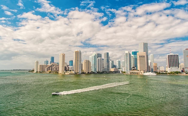 Widok Z Lotu Ptaka Wieżowców Miami Z Błękitne Niebo Pochmurne, Biała łódź Płynąca Obok Centrum Miami Na Florydzie. Koncepcja Luksusowego życia. Panorama Miasta