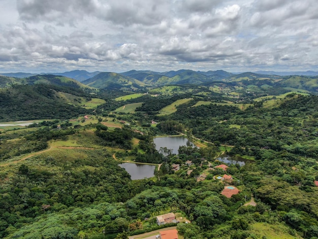 Widok z lotu ptaka willi w tropikalnej dolinie Monte Alegre Do Sul Brazylia Miejsce na wsi