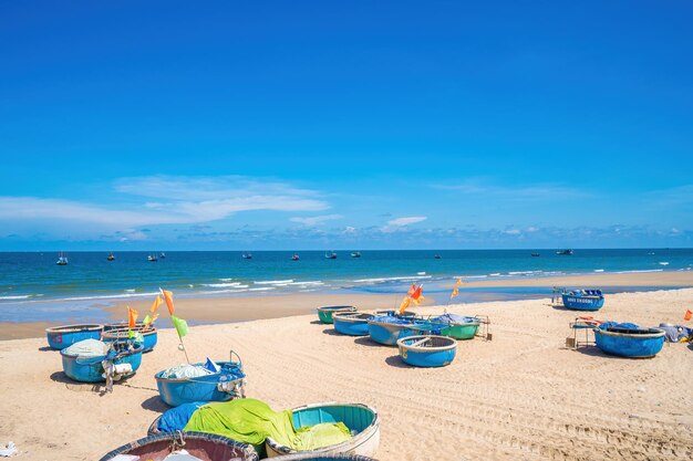 Widok z lotu ptaka wioski rybackiej w Long Hai Phuoc Hai Tropical Seascape z łodzią na piaszczystej plaży w pochmurno Piękna tropikalna plaża z małą łódką do podróży i wakacji w wakacyjnym czasie relaksu