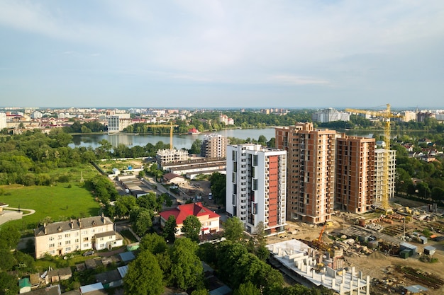 Widok z lotu ptaka wysokich budynków mieszkalnych w budowie. Rozwój nieruchomości.