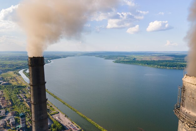 Widok z lotu ptaka wysokich rur elektrowni węglowej z czarnym kominem zanieczyszczającym atmosferę. Produkcja energii elektrycznej z koncepcją paliw kopalnych.