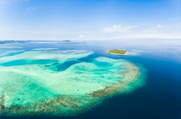 Widok z lotu ptaka Wyspy Banyak Sumatra tropikalny archipelag Indonezja, rafa koralowa plaża