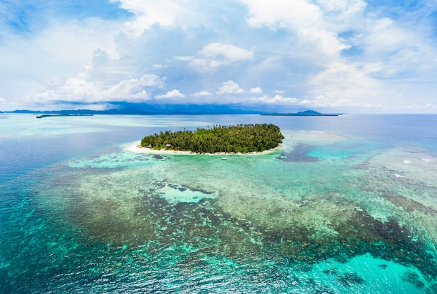 Widok z lotu ptaka Wyspy Banyak Sumatra tropikalny archipelag Indonezja