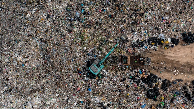 Widok z lotu ptaka wysypisko odpadów Odpady z gospodarstw domowych w składowiskach odpadów stos śmieci z tworzyw sztucznych i różne śmieci Zanieczyszczenie środowiska globalne ostrzeżenie