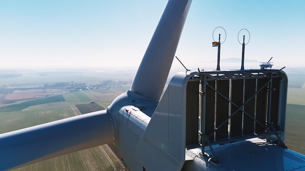 Widok z lotu ptaka z bliska turbina wiatrowa na terenach wiejskich Energia wiatrowa i koncepcja zrównoważonej energii odnawialnej