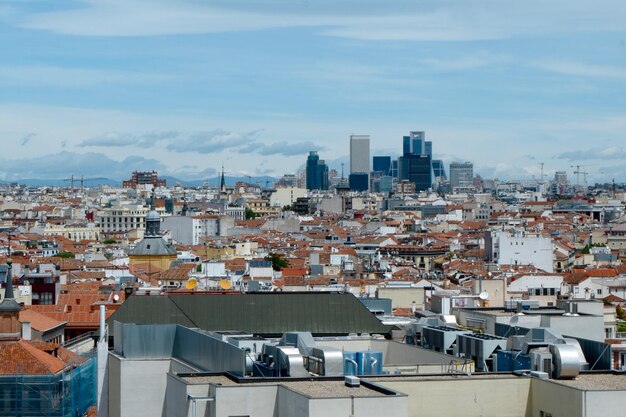 Widok z lotu ptaka z dachu na panoramę Madrytu w kierunku 4 wieże