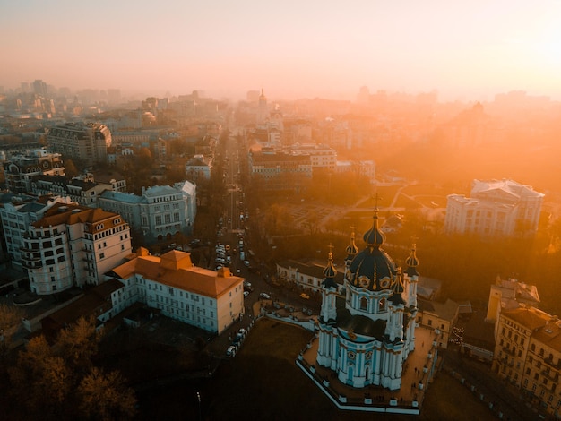 Widok Z Lotu Ptaka Z Drona Kościoła św Andrzeja W Kijowie Jesienią O Zachodzie Słońca